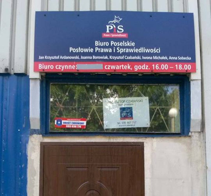 W niedzielę dwukrotnie biuro poselskiego Krzysztofa Czabańskiego zostało obklejone kartkami z napisem "PZPR".