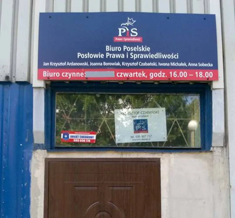 W niedzielę dwukrotnie biuro poselskiego Krzysztofa Czabańskiego zostało obklejone kartkami z napisem "PZPR".
