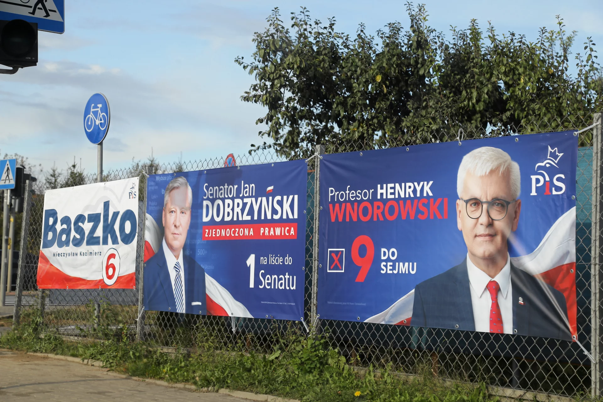 Banery wyborcze w Białymstoku - Baszko i Wnorowski to kandydaci PiS; po środku reklama Dobrzyńskiego ze Zjednoczonej Prawicy.