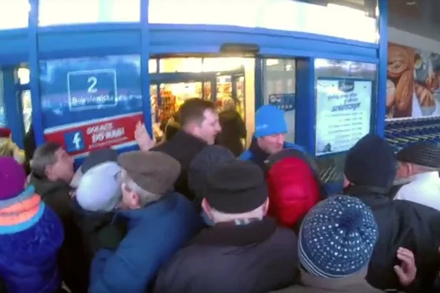 Wczoraj w Dąbrowie Górniczej rozegrała się prawdziwa bitwa o mięso drobiowe (zdjęcie poglądowe).