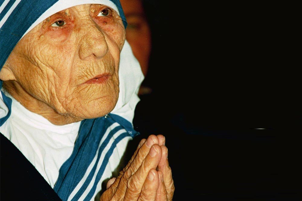 Matka Teresa z Kalkuty pozwalała umierać ludziom w cierpieniu i ukrywała pieniądze? To sugerują naukowcy z Kanady.