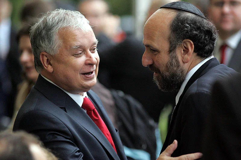 Prezydent Lech Kaczyński rabin Michael Schudrich podczas uroczystości w Warszawie w 2007 roku.