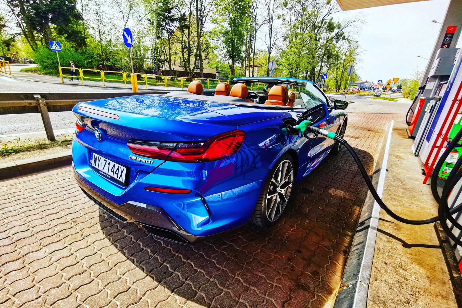 BMW 850i nie jest najoszczędniejszym samochodem na świecie, ale dla jego właścicieli nie ma to znaczenia.