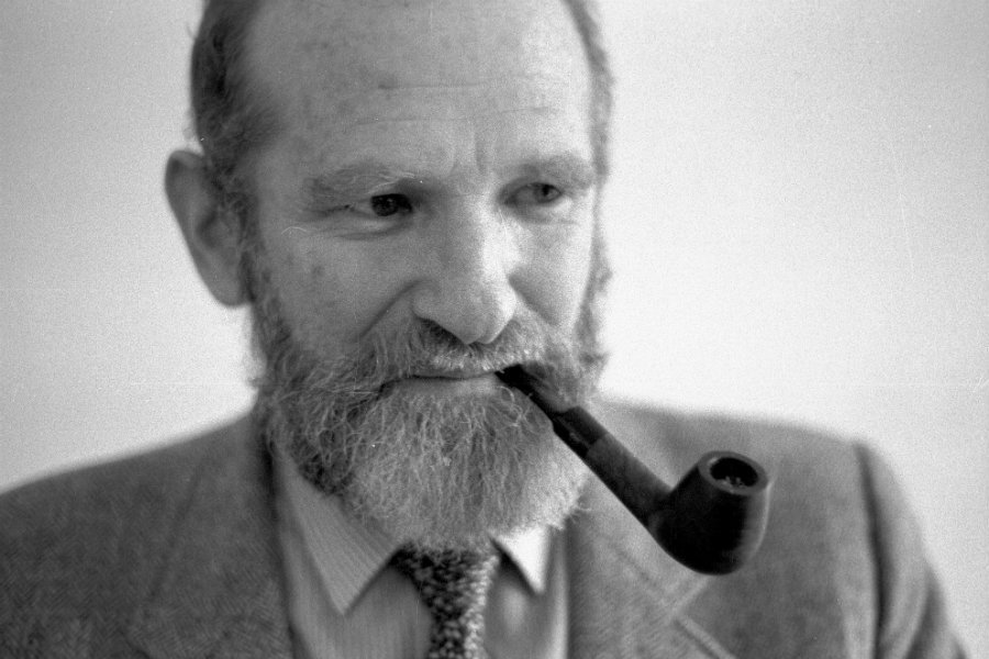 IPN nie podoba się napisa na tablicy pamiątkowej poświęconej Bronisławowi Geremkowi.