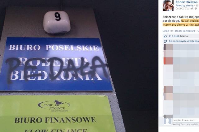 Zdewastowana tablica biura poselskiego Roberta Biedronia