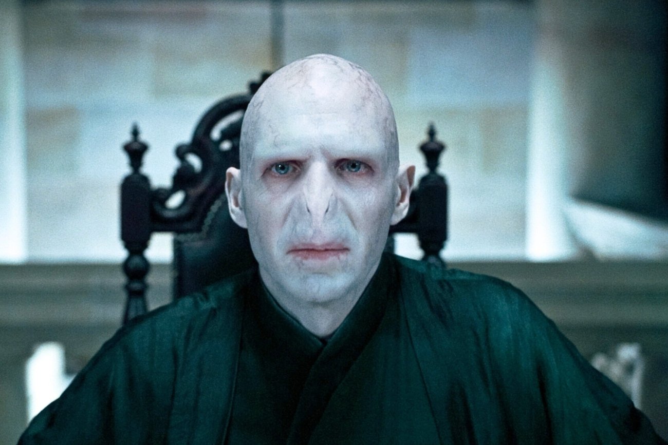 Kto zagra Voldemorta w serialu "Harry Potter"? Ralph Fiennes wskazał swój typ
