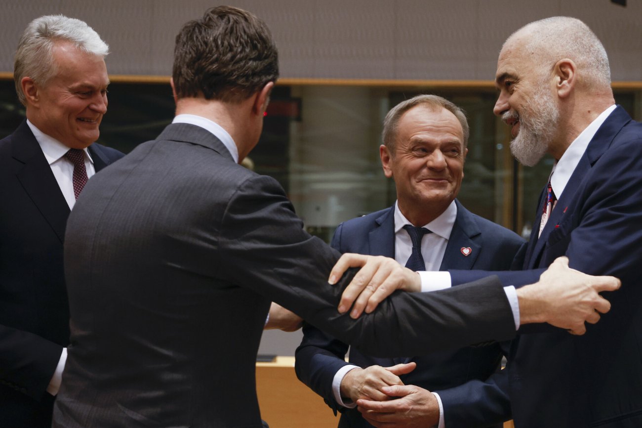 Tak powitali Donalda Tuska w Brukseli. [ZDJĘCIA]