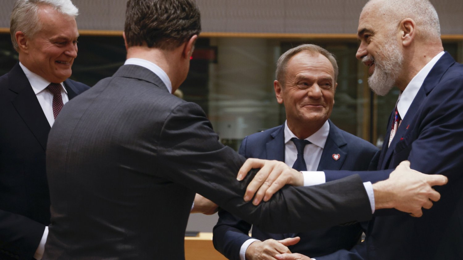 Tak powitali Donalda Tuska w Brukseli. [ZDJĘCIA]