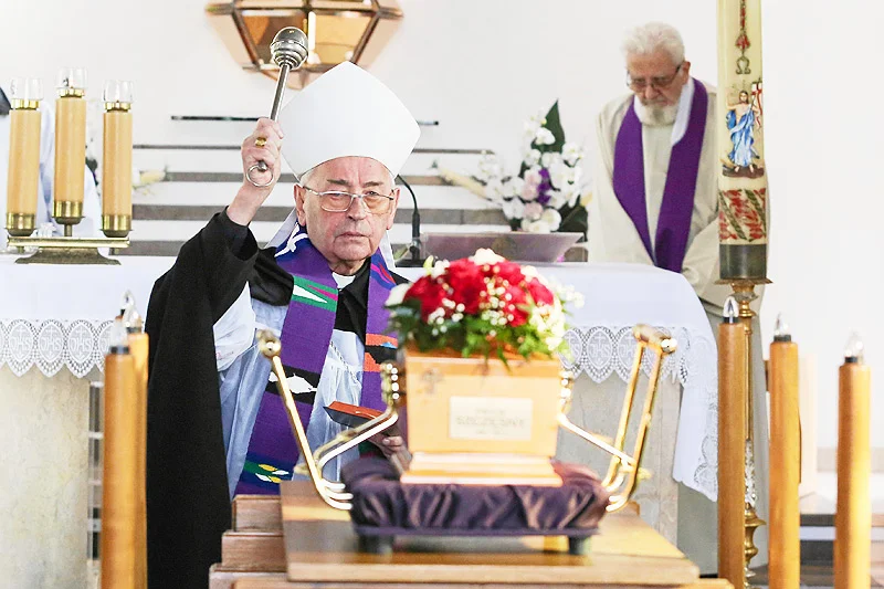To bp Tadeusz Pieronek prowadził uroczystości pogrzebowe Piotra Szczęsnego.