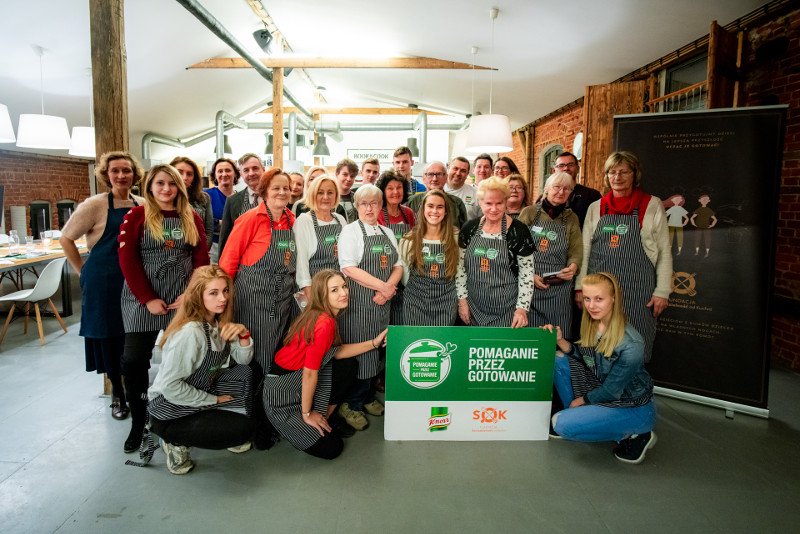 "Pomaganie przez gotowanie". Pod takim hasłem trwa akcja marki Knorr prowadzona we współpracy z Fundacją Samodzielność od Kuchni. Inicjatywa opiera się na organizacji warsztatów kulinarnych dla wychowanków domów dziecka