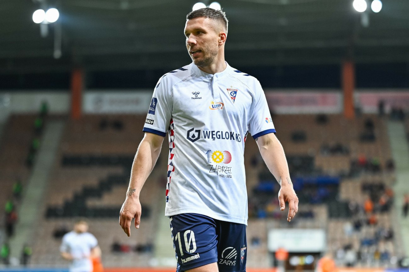 Lukas Podolski zaliczył dwie asysty przy golach młodego Szymona Włodarczyka. Górnik efektownie wygrał w Radomiu.