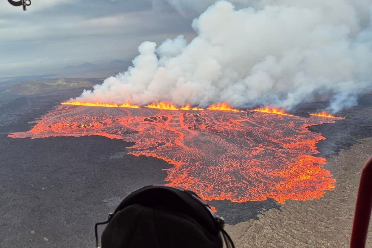 O 1:20 zatrzęsła się ziemia, a o 3:56 pojawiła się lawa. Trwa erupcja wulkanu na Islandii