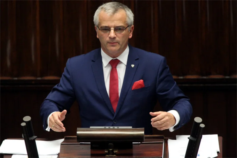 Poseł Andrzej Maciejewski uspokaja, że Kukiz'15 wystartuje w wyborach samorządowych, a to, że klub nie odpala teraz swoich petard, jak to robią inni, jest elementem strategii.
