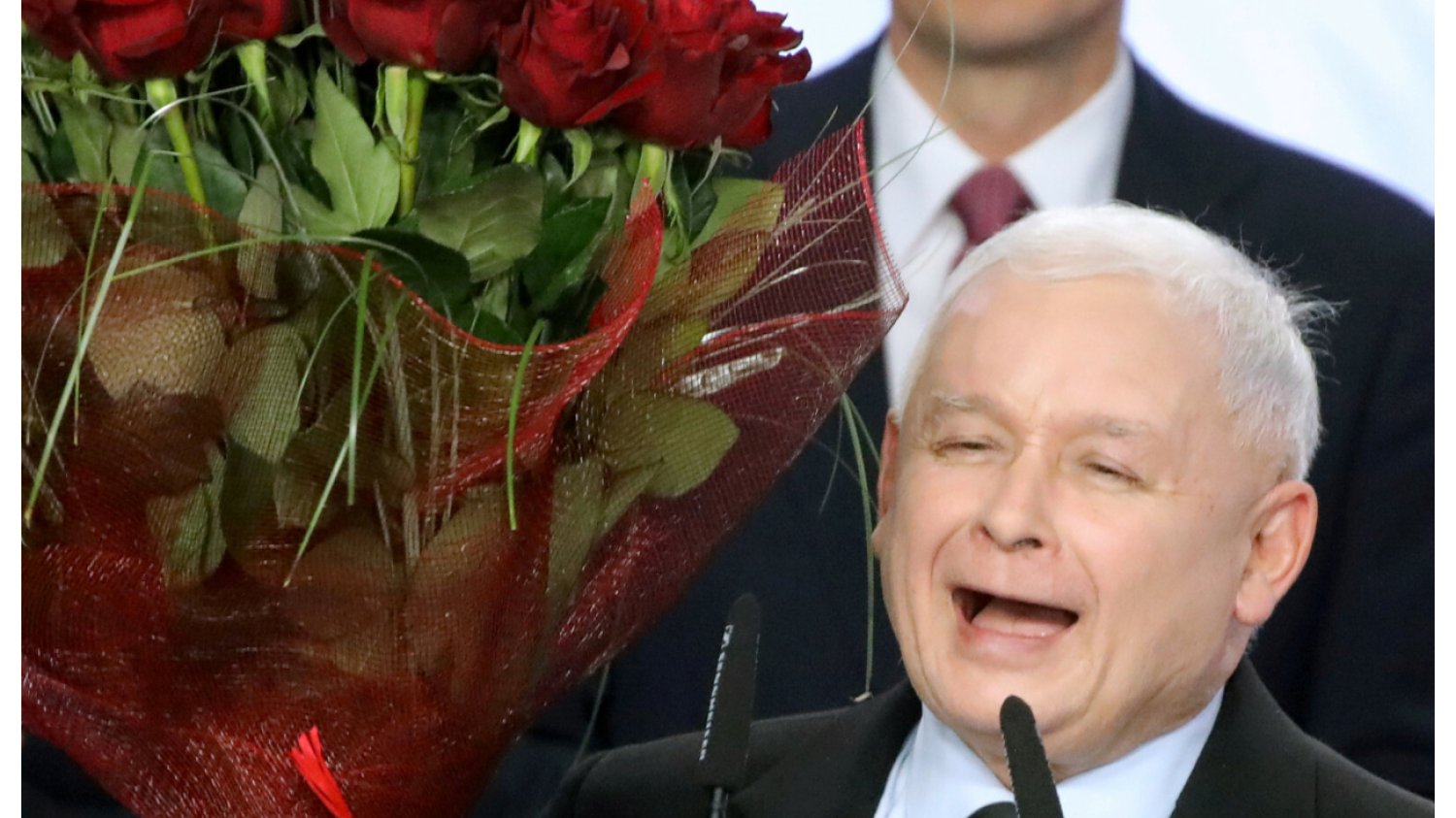Jarosław Kaczyński z kwiatami