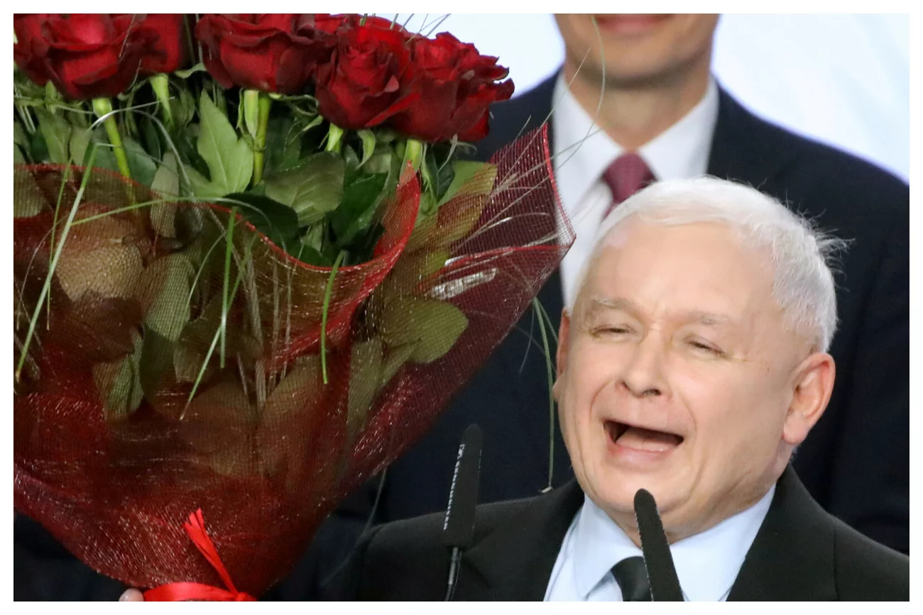 Jarosław Kaczyński z kwiatami