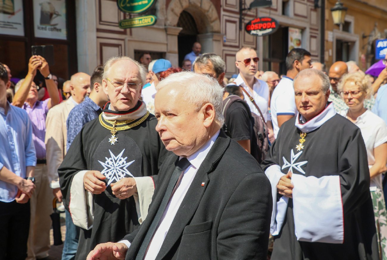 Patrzę na procesje i oczom nie wierzę. Nikt tak nie poniża wiernych, jak PiS.