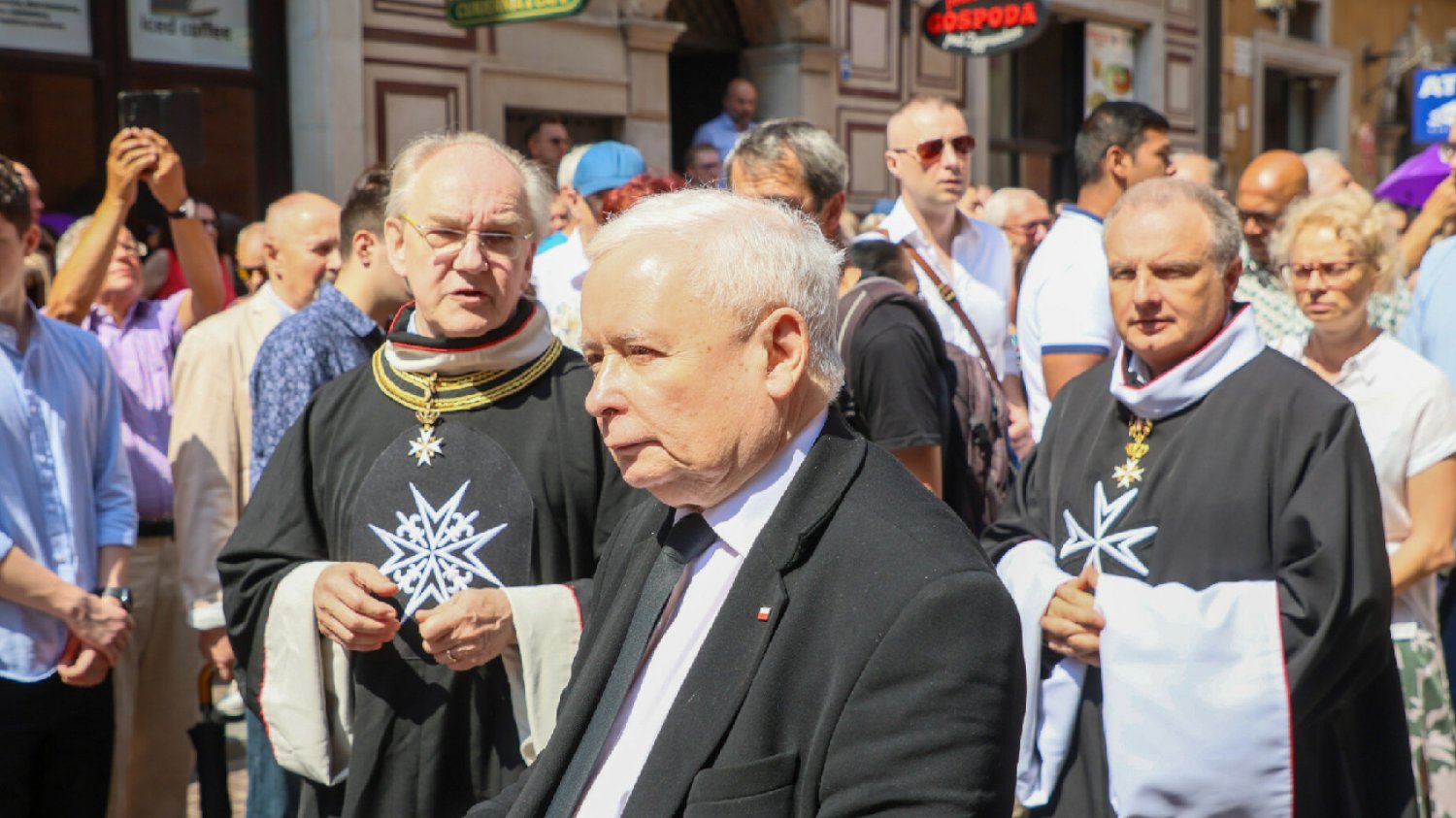 Patrzę na procesje i oczom nie wierzę. Nikt tak nie poniża wiernych, jak PiS.