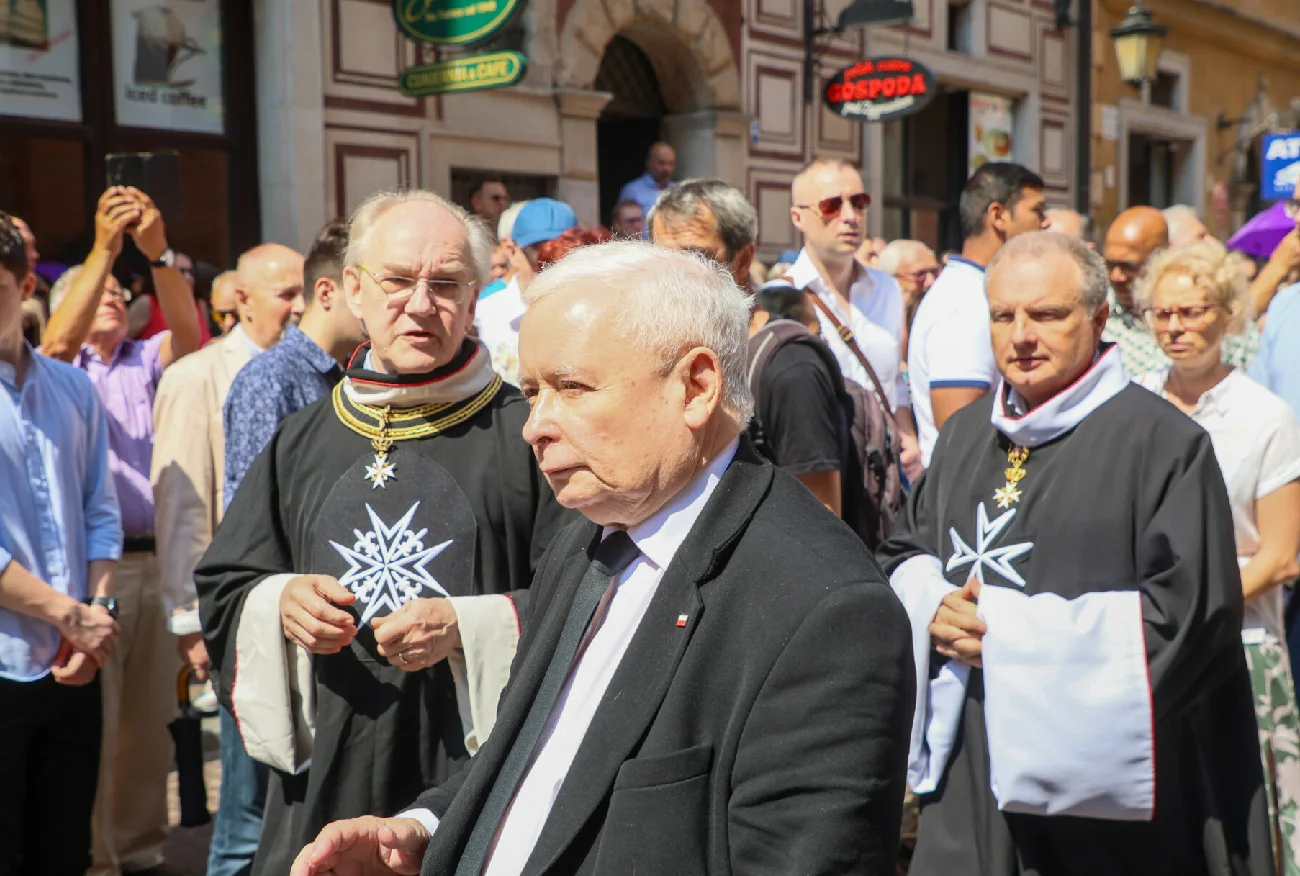 Patrzę na procesje i oczom nie wierzę. Nikt tak nie poniża wiernych, jak PiS.
