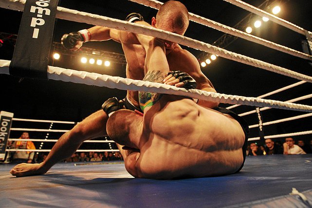 MMA - sport, który staje się w Polsce coraz popularniejszy. I który stoi na coraz wyższym poziomie. Pokazała to gala KSW 21 na Torwarze.