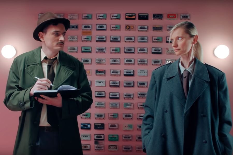 W teledysku do "Trofeów" Dawid Podsiadło występuje m.in. z Agatą Buzek