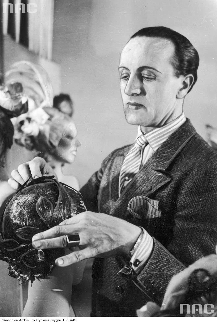 Mistrz fryzjerski Antoni "Antoine" Cierplikowski w pracowni w Paryżu, 1934.