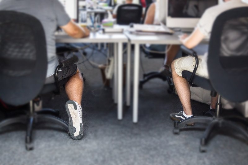 Niestety panowie, według savoir-vivre nie powinniśmy nosić do pracy krótkich spodni.