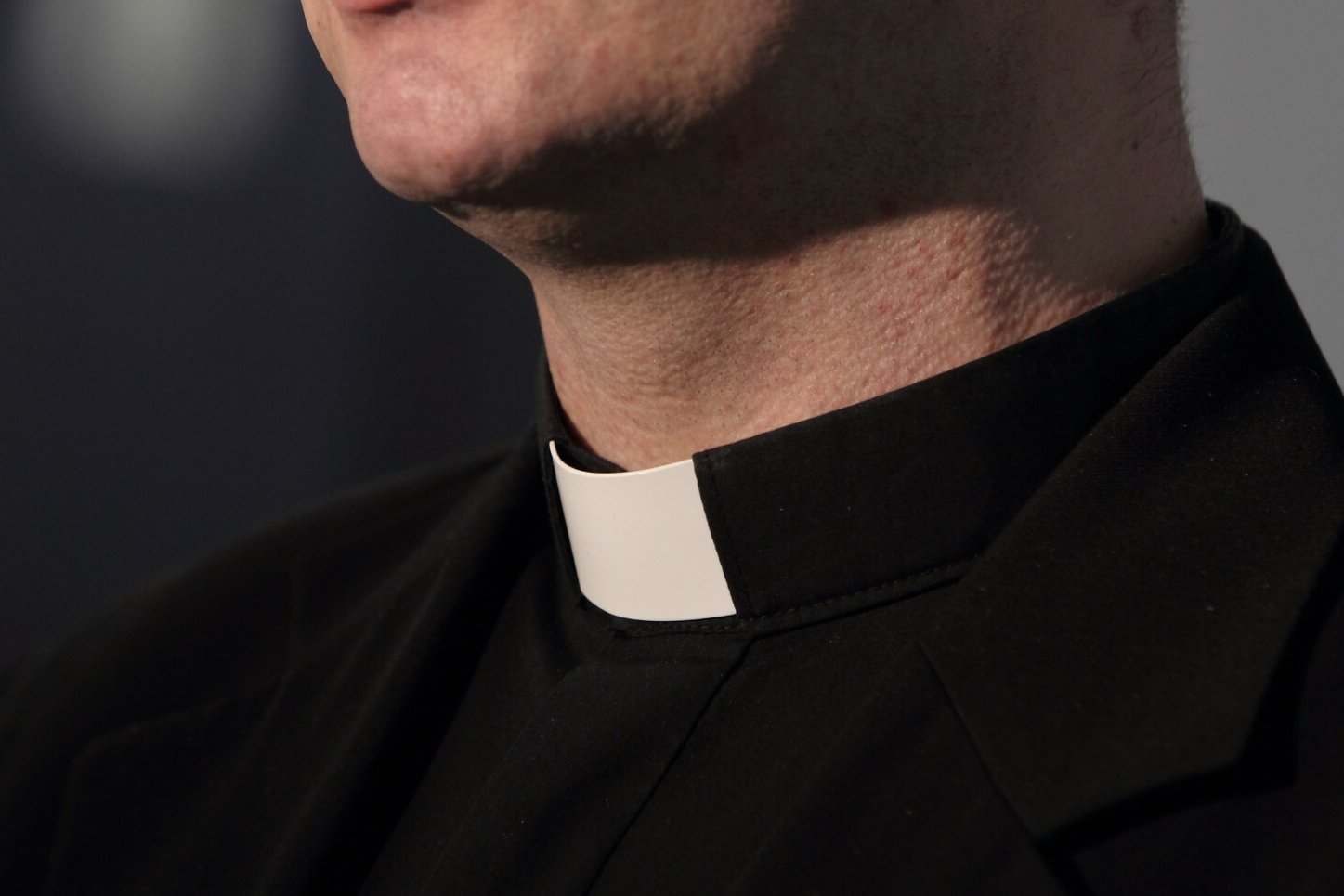 Śmierć księdza po skandalu na plaży. Rada, która alarmowała o sprawie, wydała oświadczenie.