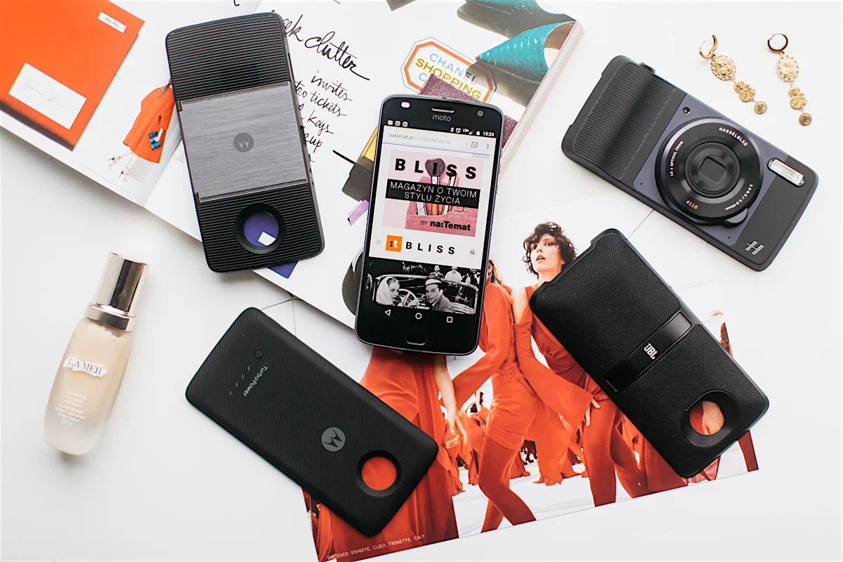 Fenomen nowej Motoroli polega na wymiennych pleckach (Modułach Moto Mods)