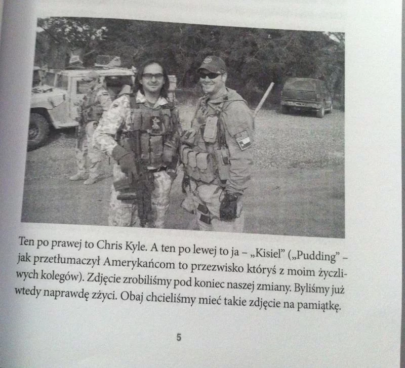 Chris Kyle (z prawej) na wspólnym zdjęciu z operatorem GROM Andrzejem K. "Kisiel"