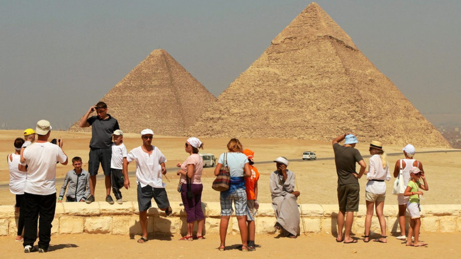 Kair - Giza. Po lewej Piramida Cheopsa, po prawej widać piramidę Chefrena.