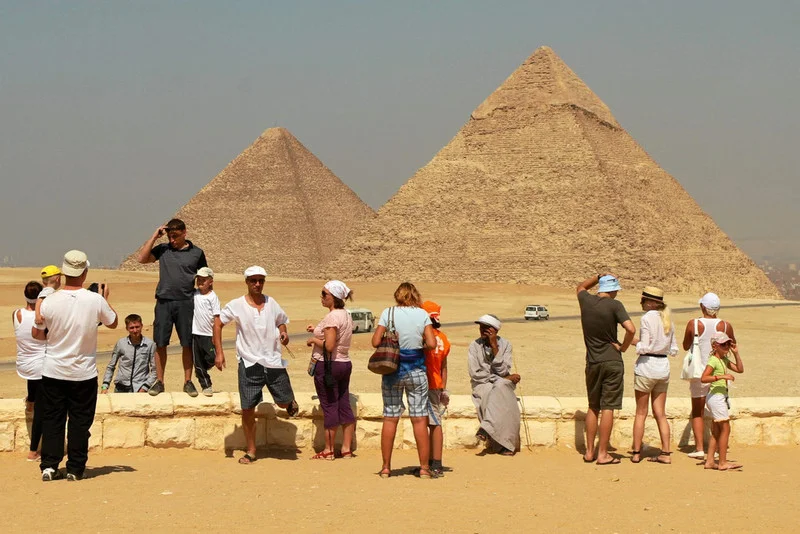 Kair - Giza. Po lewej Piramida Cheopsa, po prawej widać piramidę Chefrena.