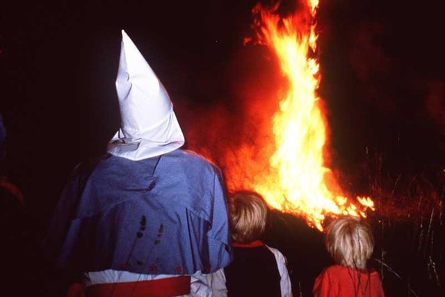 Ku Klux Klan to tylko "ruch społeczny"?
