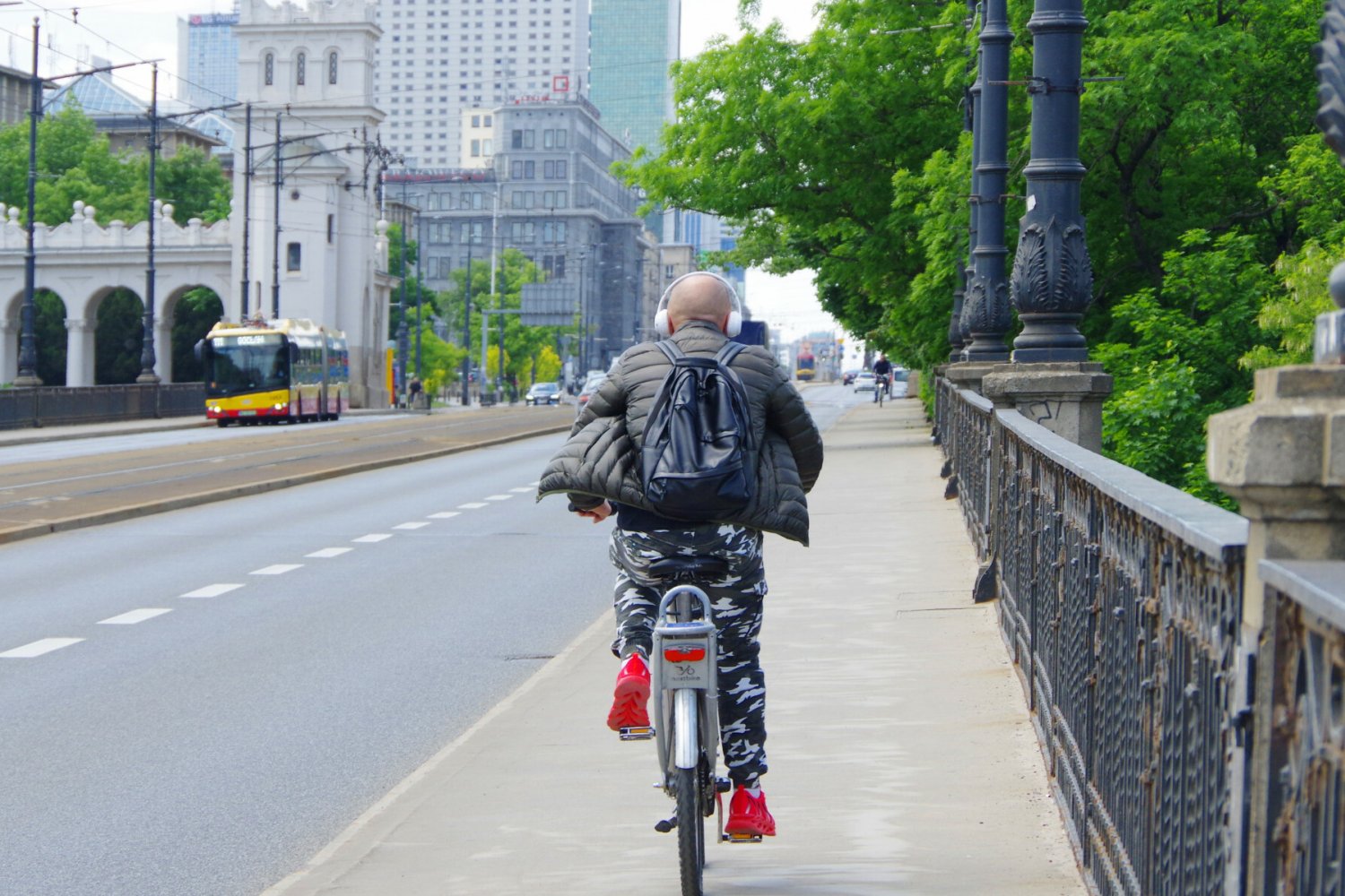 Mamy nową definicję chodnika. Co z rowerami?