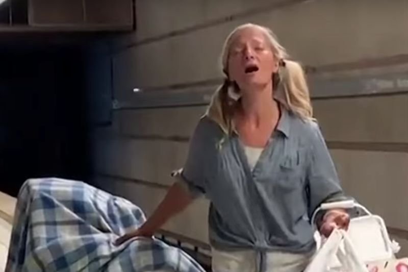 Bezdomnej skradziono niegdyś drogocenną wiolonczelę.