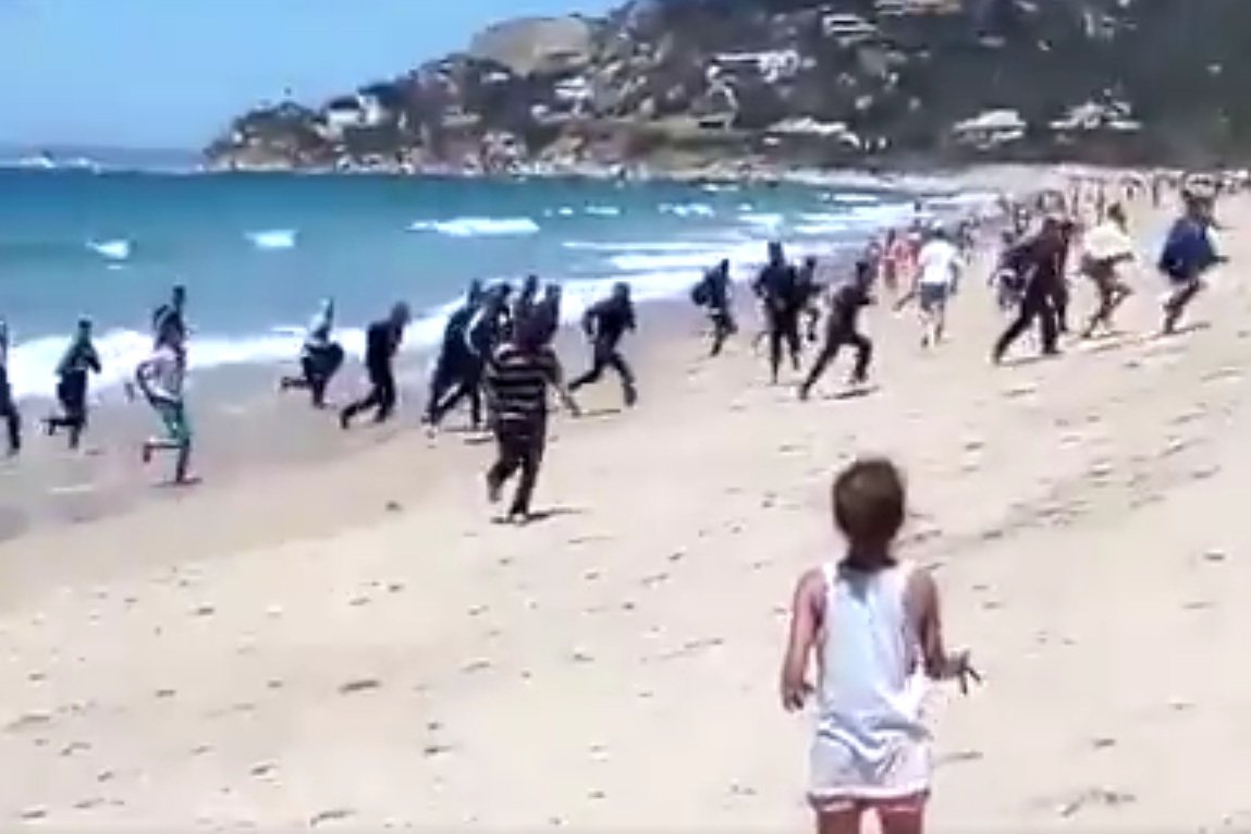 Uchodźcy rozlali się po całej plaży.