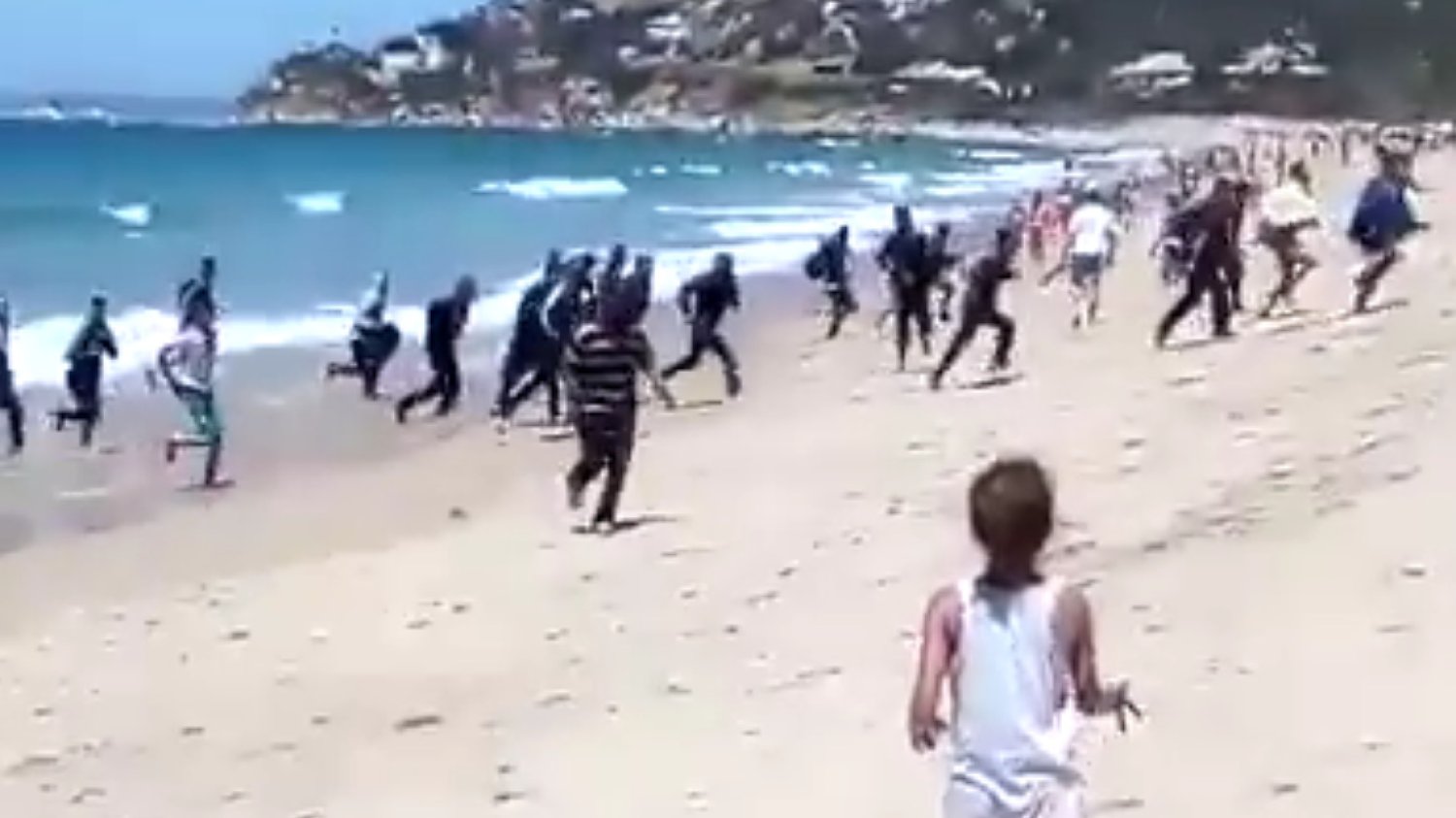 Uchodźcy rozlali się po całej plaży.