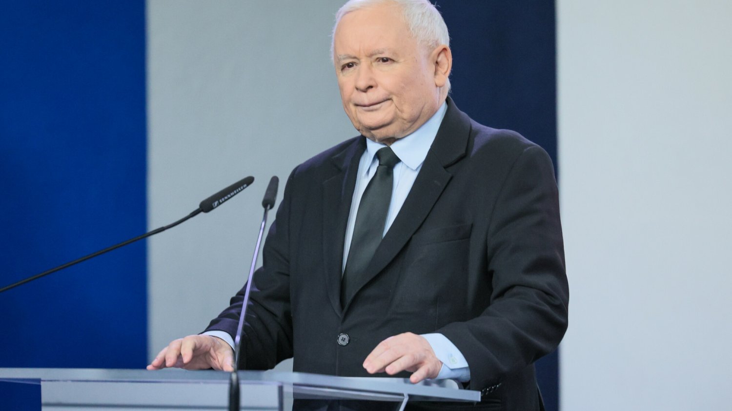 Jarosław Kaczyński może być zadowolony. Przynajmniej przez chwilę.