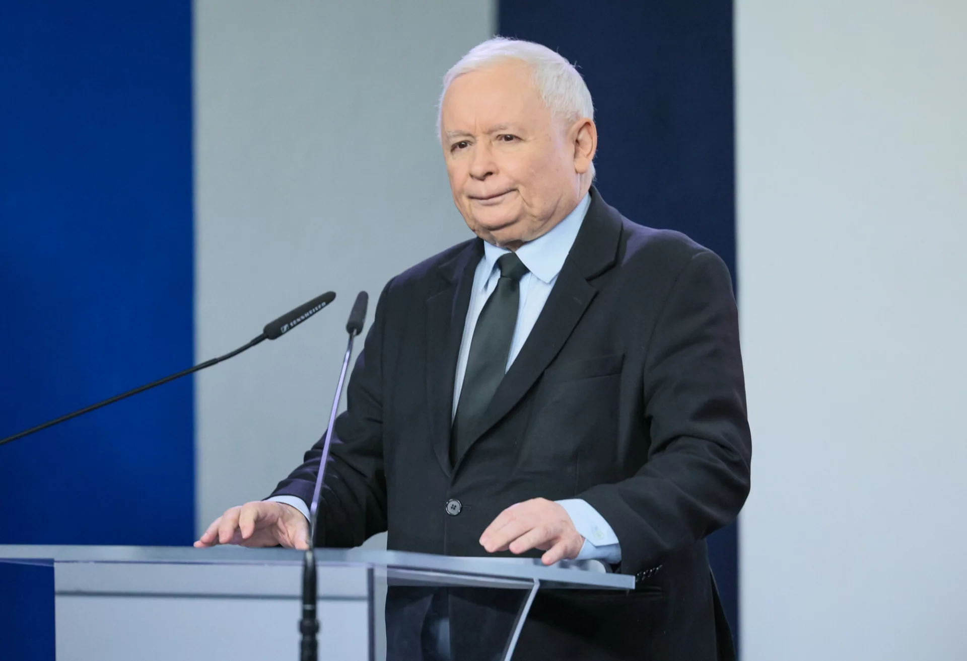 Jarosław Kaczyński może być zadowolony. Przynajmniej przez chwilę.