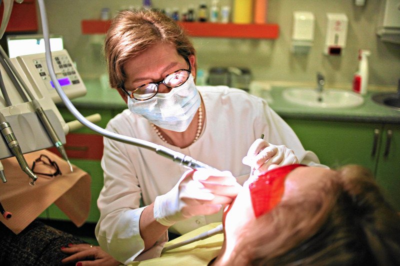 Norwegowie coraz częściej decydują się na leczenie zębów za granicą. Mówi się nawet o "turystyce dentystycznej".