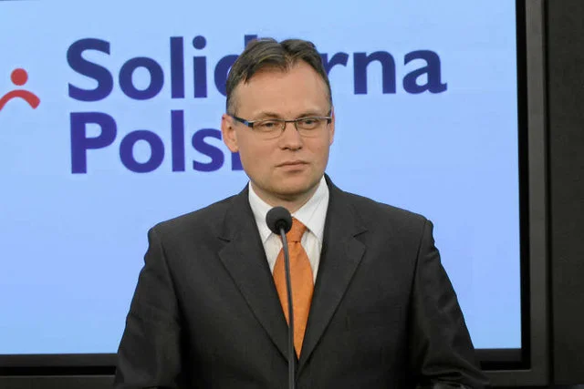 Poseł Mularczyk po romansie z Solidarną Polską powrócił do Prawa i Sprawiedliwości i wiernie broni linii partii.