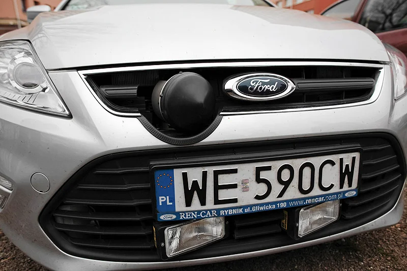 Tak wyglądają nowe nieoznakowane radiowozy Inspekcji Transportu Drogowego z fotoradarem. Na masce charakterystyczna głowica fotoradaru ITD.