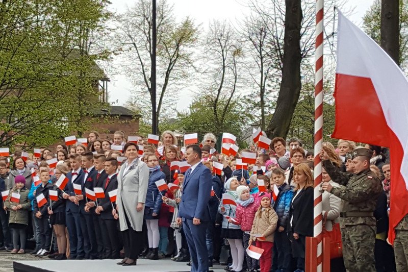 Szydło świętuje Święto Flagi, KOD pyta o referendum w sprawie reformy edukacji.