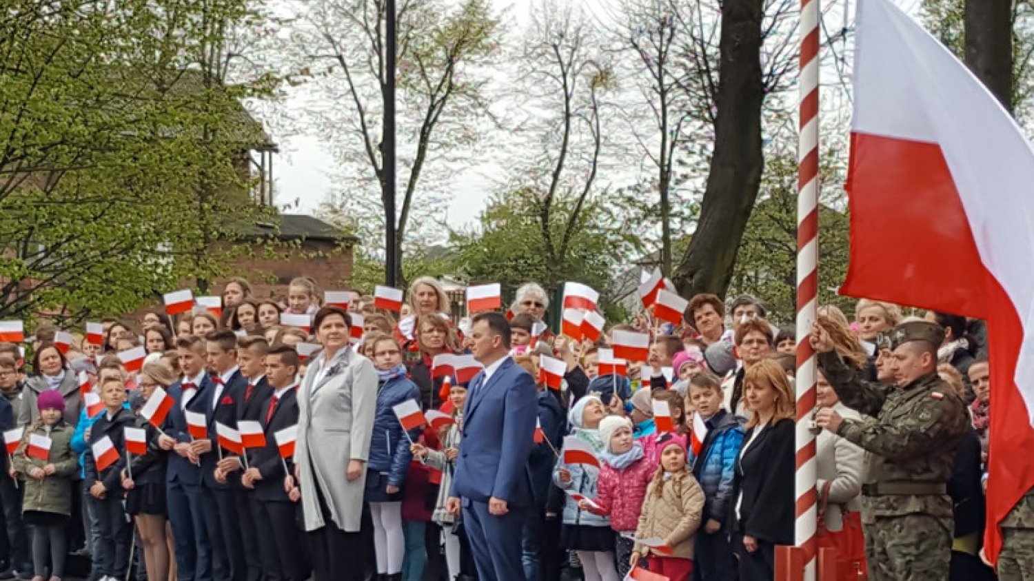 Szydło świętuje Święto Flagi, KOD pyta o referendum w sprawie reformy edukacji.