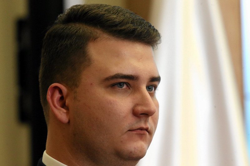 14 zł brutto za godzinę? Na taką pracę może liczyć Misiewicz, gdy Macierewicz "odetnie go od pępowiny"