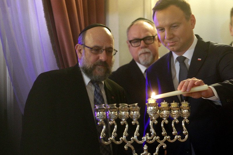 Andrzej Duda zapalił "handlowe" świece. Nawet słownik w telefonie bruździ przeciwko PiS