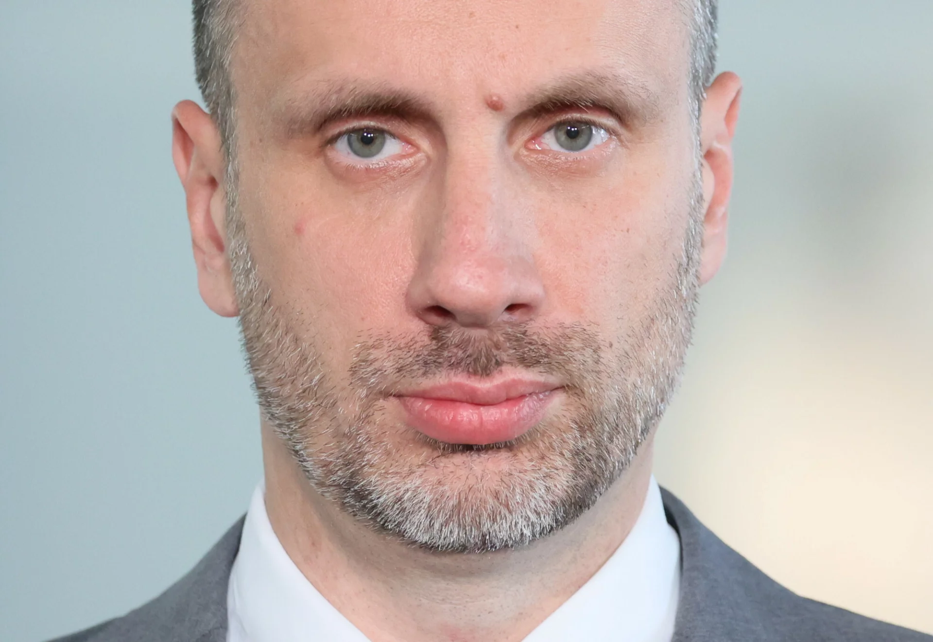 Janusz Kowalski zaatakował liceum w Kędzierzynie-Koźlu. Odpowiedziała mu dyrektorka.