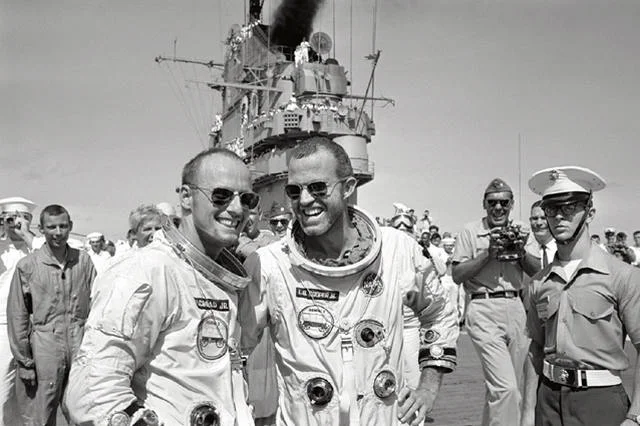 Gordon Cooper i Charles Conrad po zakończeniu misji Gemini 5. Astronauci mieli Airmany zapięte na skafandrach