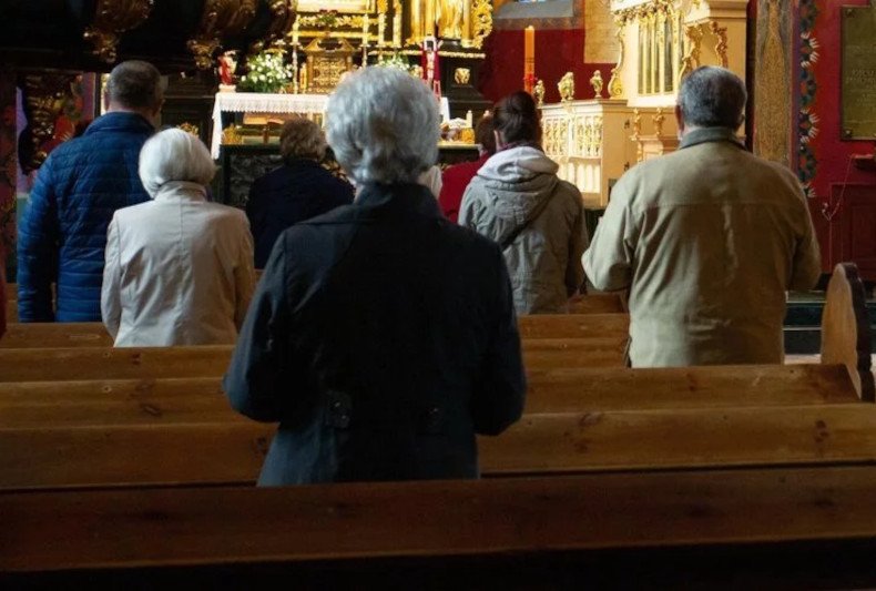 Liczenie wiernych w parafii ks. Badury. Przed kościołem stanął "krówkomat".