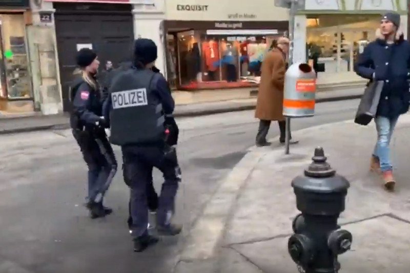 Austriacka policja zatrzymała kilka osób, ale dementuje doniesienia o zatrzymaniu sprawców strzelaniny.