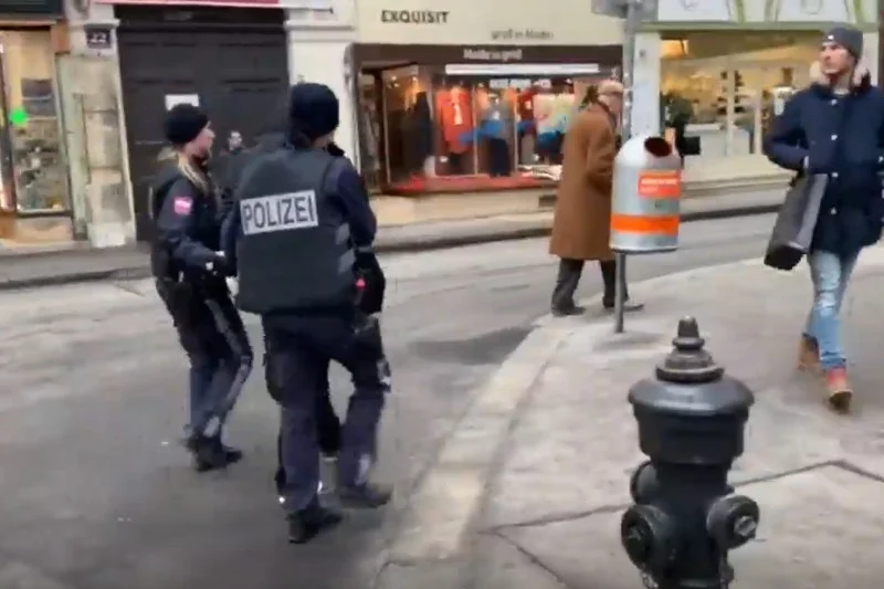 Austriacka policja zatrzymała kilka osób, ale dementuje doniesienia o zatrzymaniu sprawców strzelaniny.